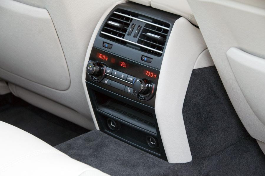 Детали интерьера Alpina B7 Bi-Turbo (F01) 2010 года  (NA) (фото 8 из 50)
